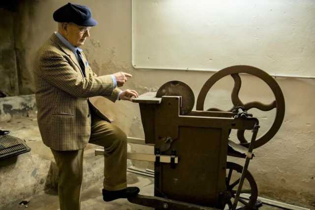 La storia dei vecchi "coltellinai" di Bari: eredi degli arrotini, vendono ancora oggi lame di tutti i tipi 